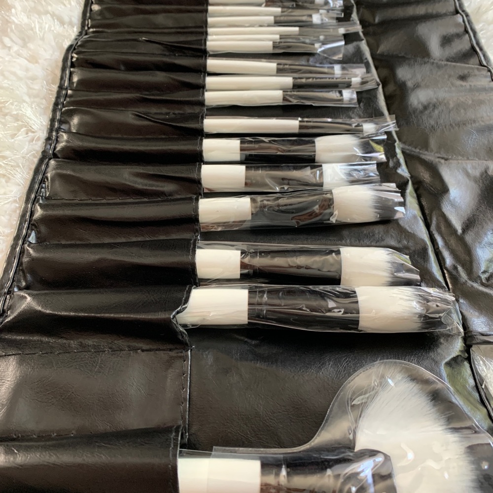 Beauty Creations Dalmation 24 Pc Brush Set